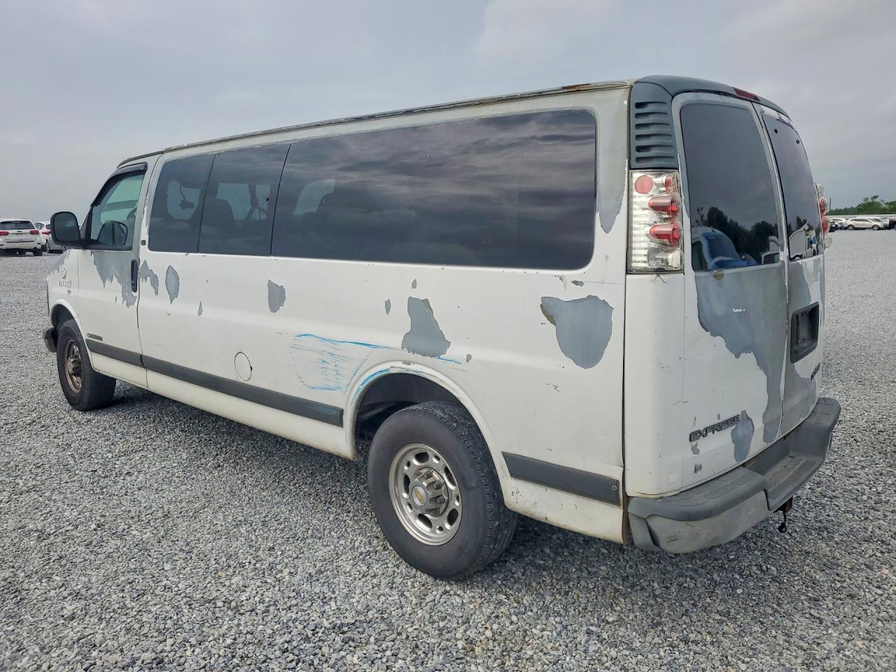 2002 CHEVROLET Express VIN 1GAHG39RX21102543 photo 2