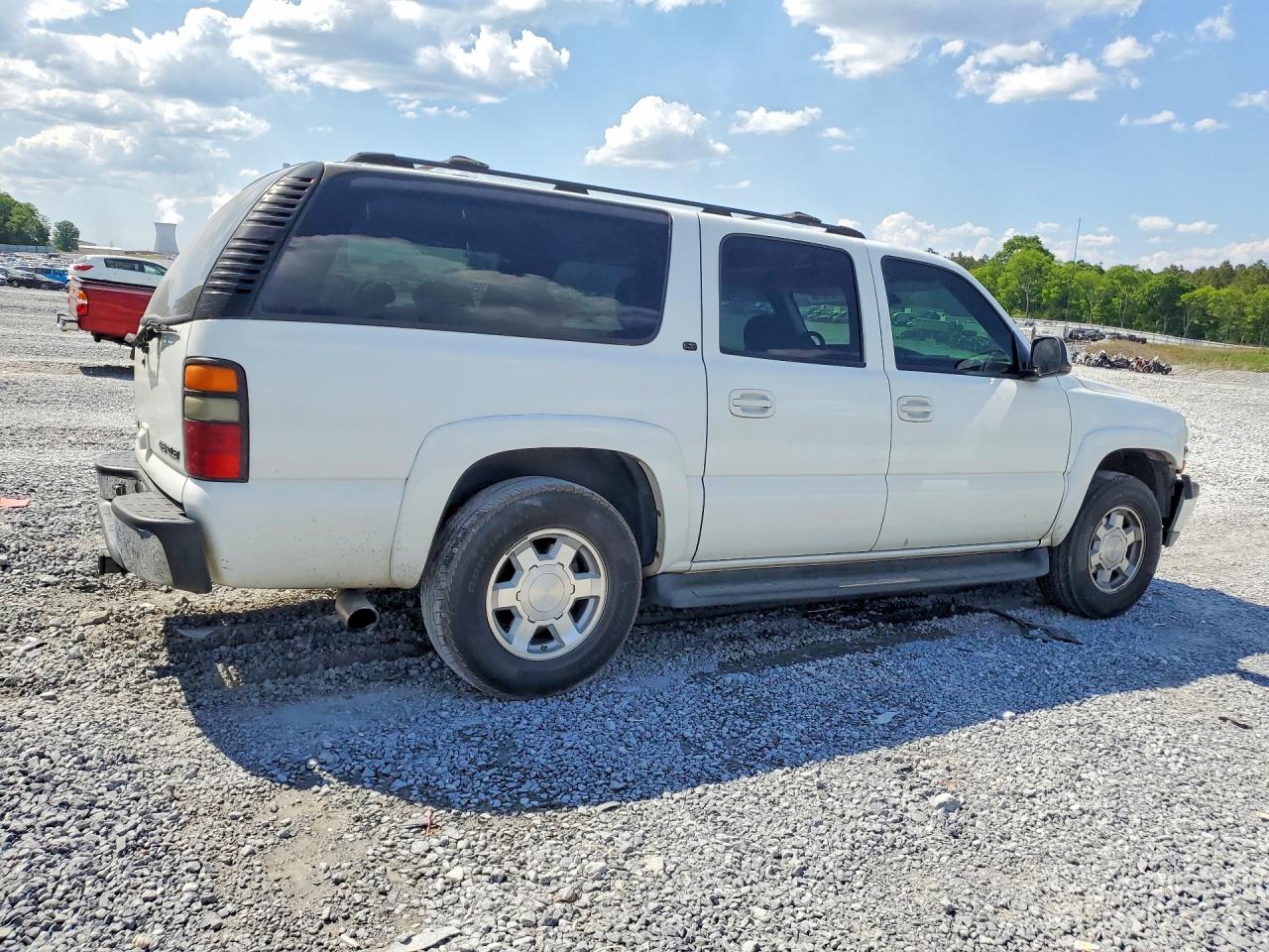 2004 Chevrolet Suburban VIN 1GNEC16Z74J320724 photo 3