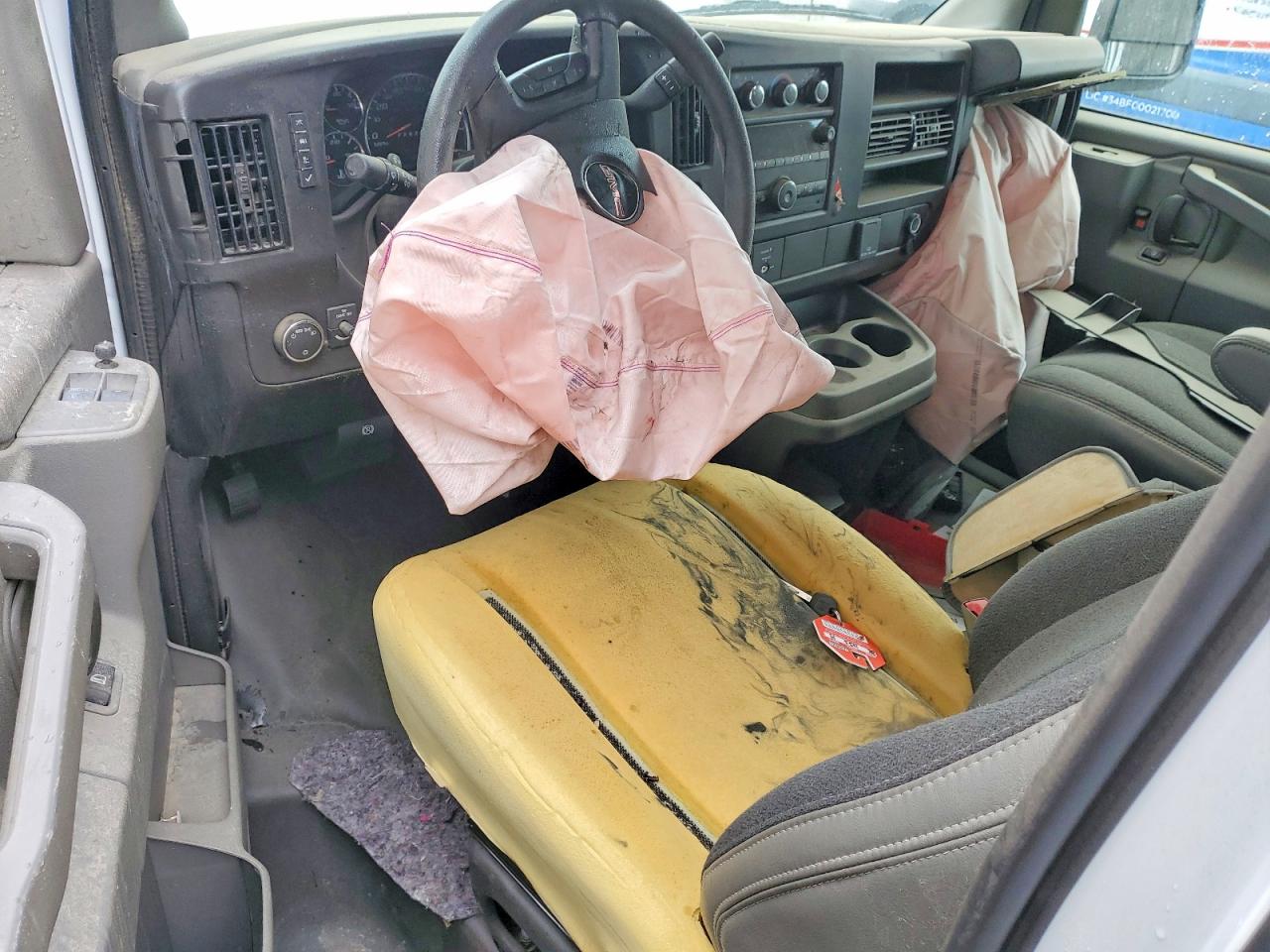 2025 GMC Savana VIN 1GTW7AFP6S1174572 photo 8