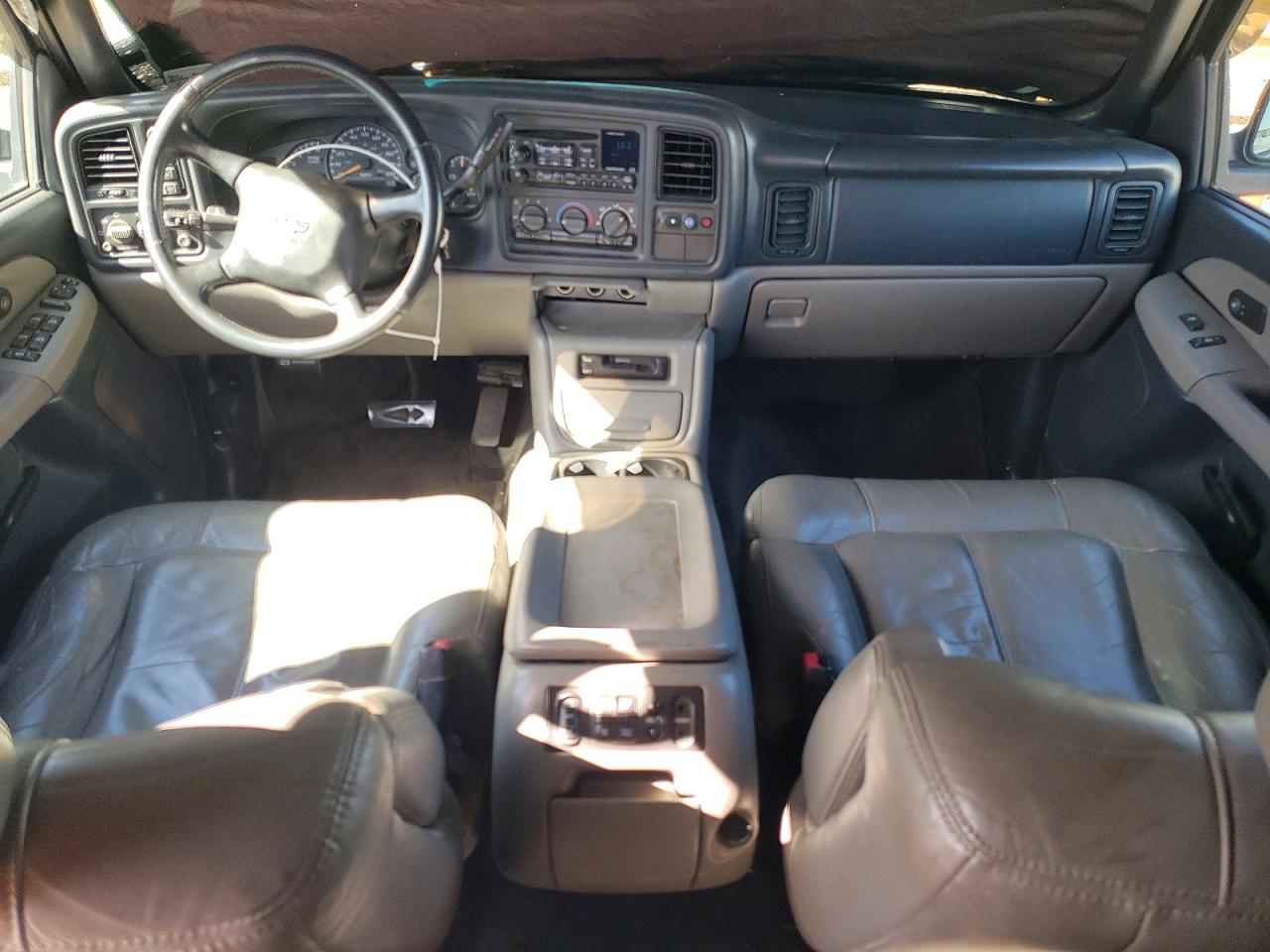 2002 Chevrolet Suburban VIN 3GNFK16Z22G335833 photo 8