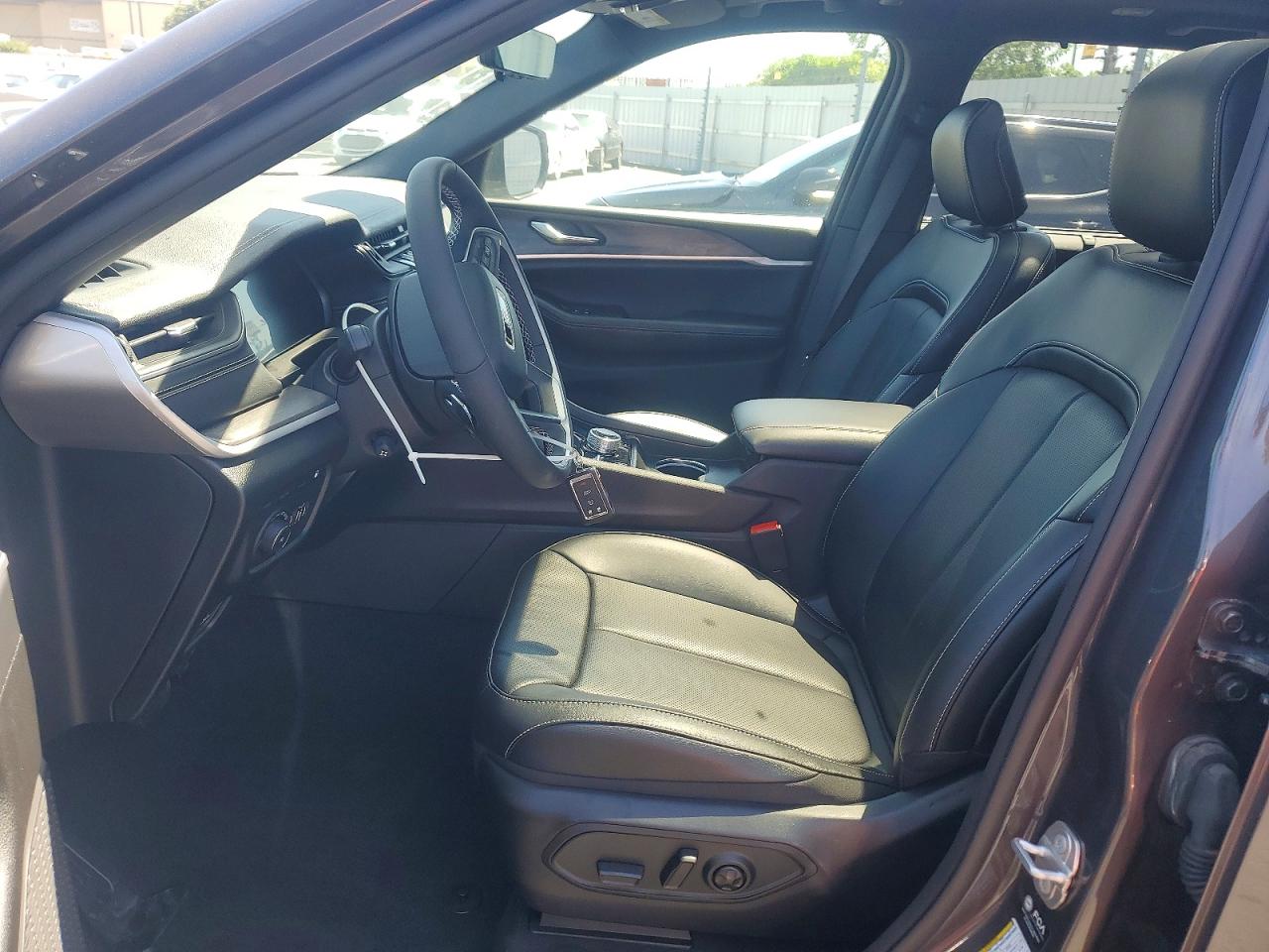 2024 Jeep Cherokee VIN 1C4RJYB64R8505977 photo 7