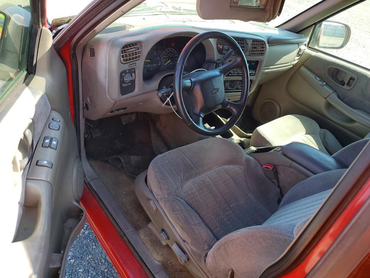 2000 CHEV Blazer VIN 1GNCT18W7YK166591 photo 8