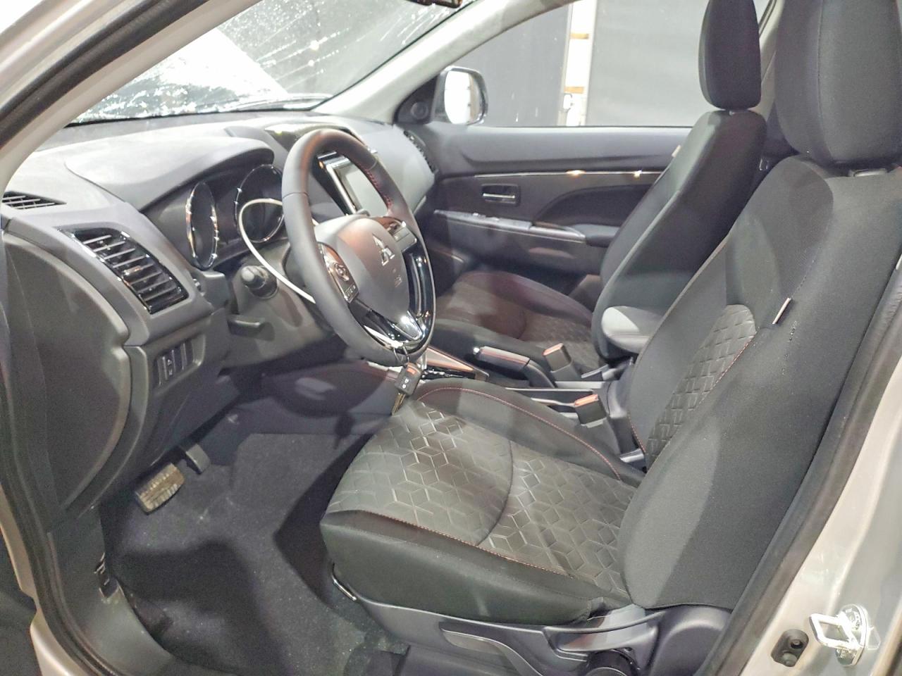 2026 Mitsubishi Outlander VIN JA4ARUAU1TU013544 photo 7