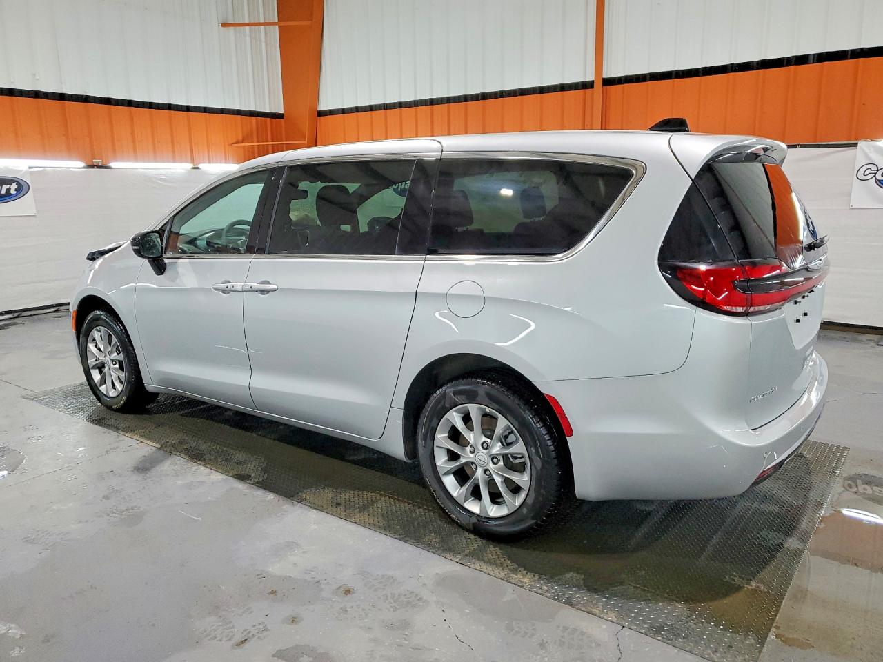 2026 Chrysler Pacifica VIN 2C4RC3GGXTR256028 photo 2