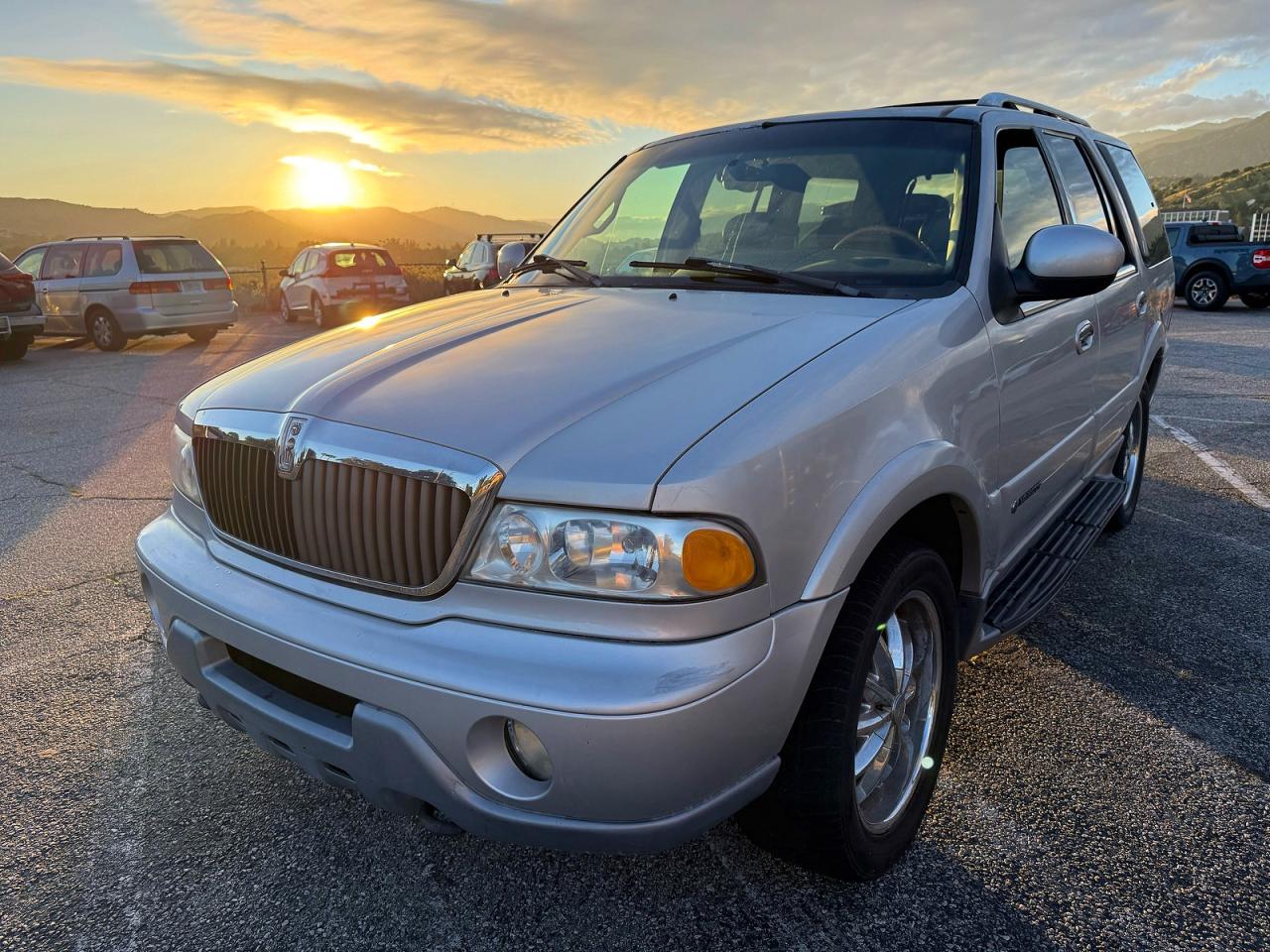 2000 LINCOLN Navigator VIN 5LMFU28A8YLJ24804 photo 2