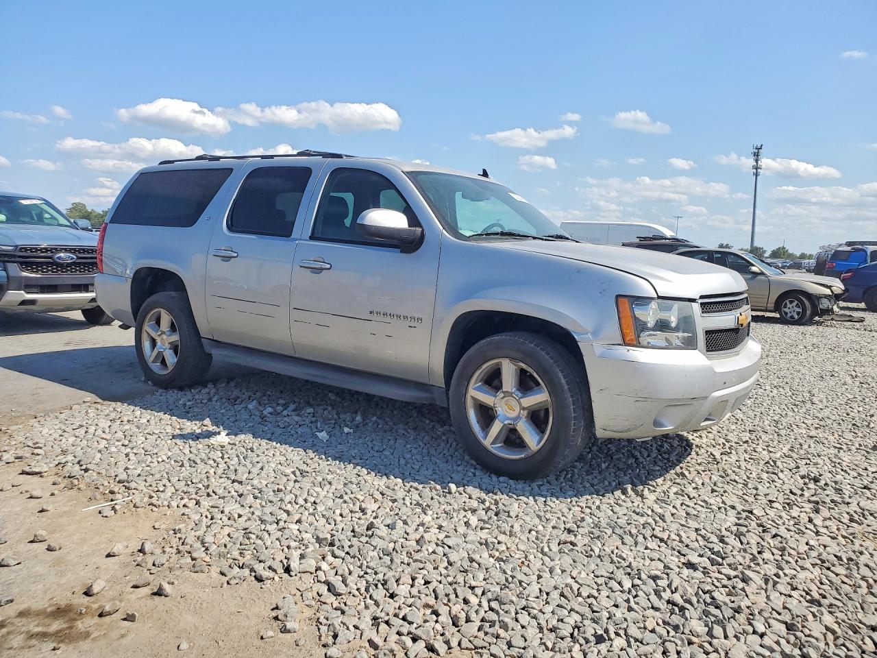 2013 Chevrolet Suburban VIN 1GNSKJE74DR146070 photo 4