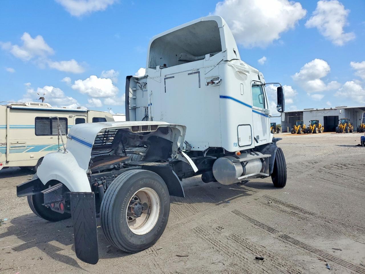 2013 FREIGHTLINER All other VIN 3ALXFAA8XDDBX6825 photo 4