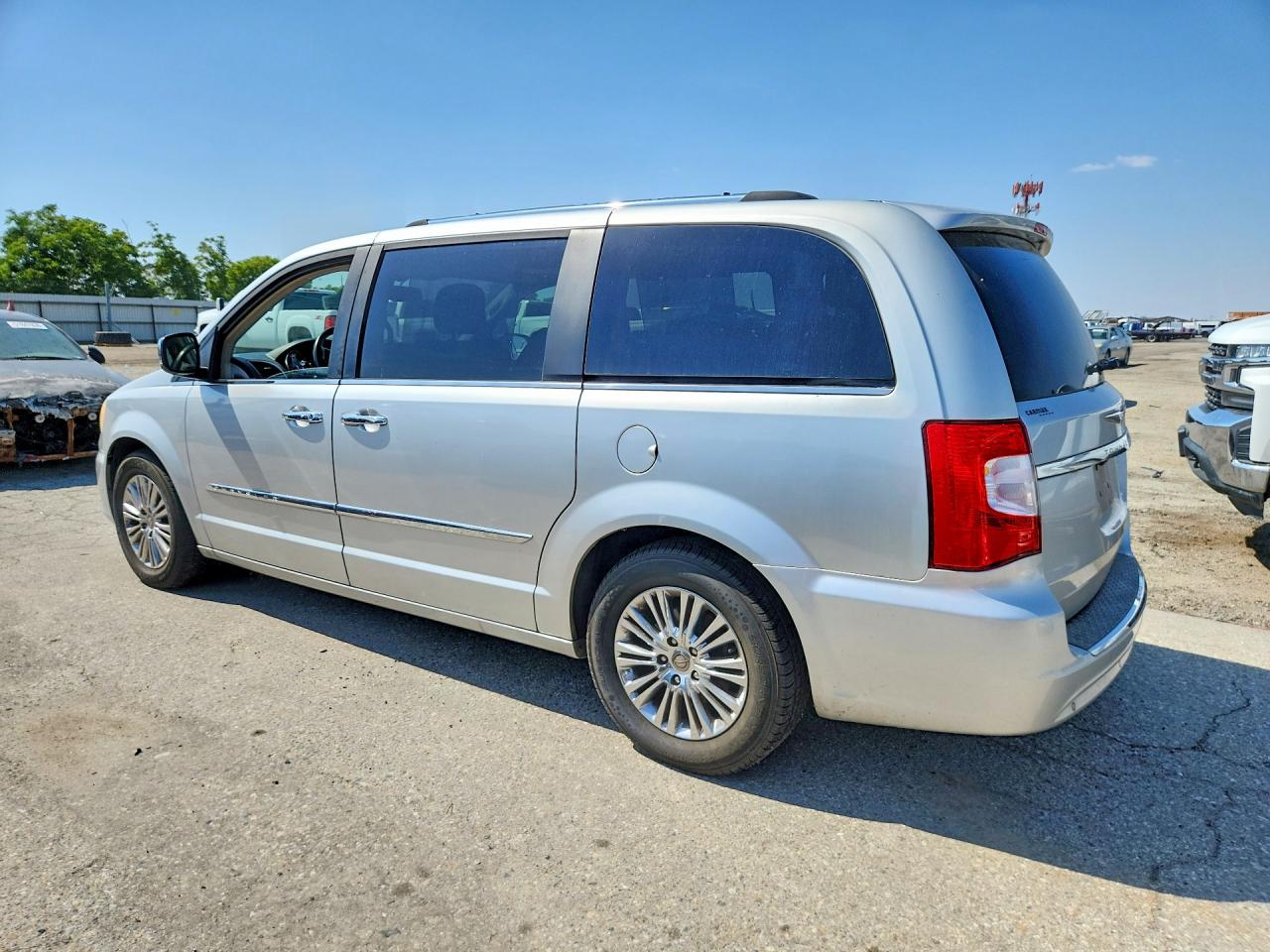 2011 Chrysler Minivan VIN 2A4RR6DG1BR610838 photo 2