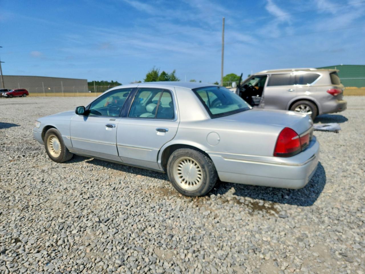 1998 Mercury Grmarquis VIN 2MEFM75W1WX641588 photo 2