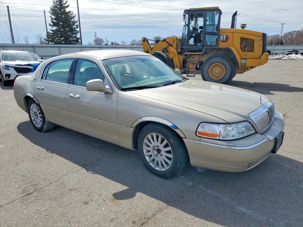 2005 Lincoln Towncar VIN 1LNHM81W35Y643326 photo 4