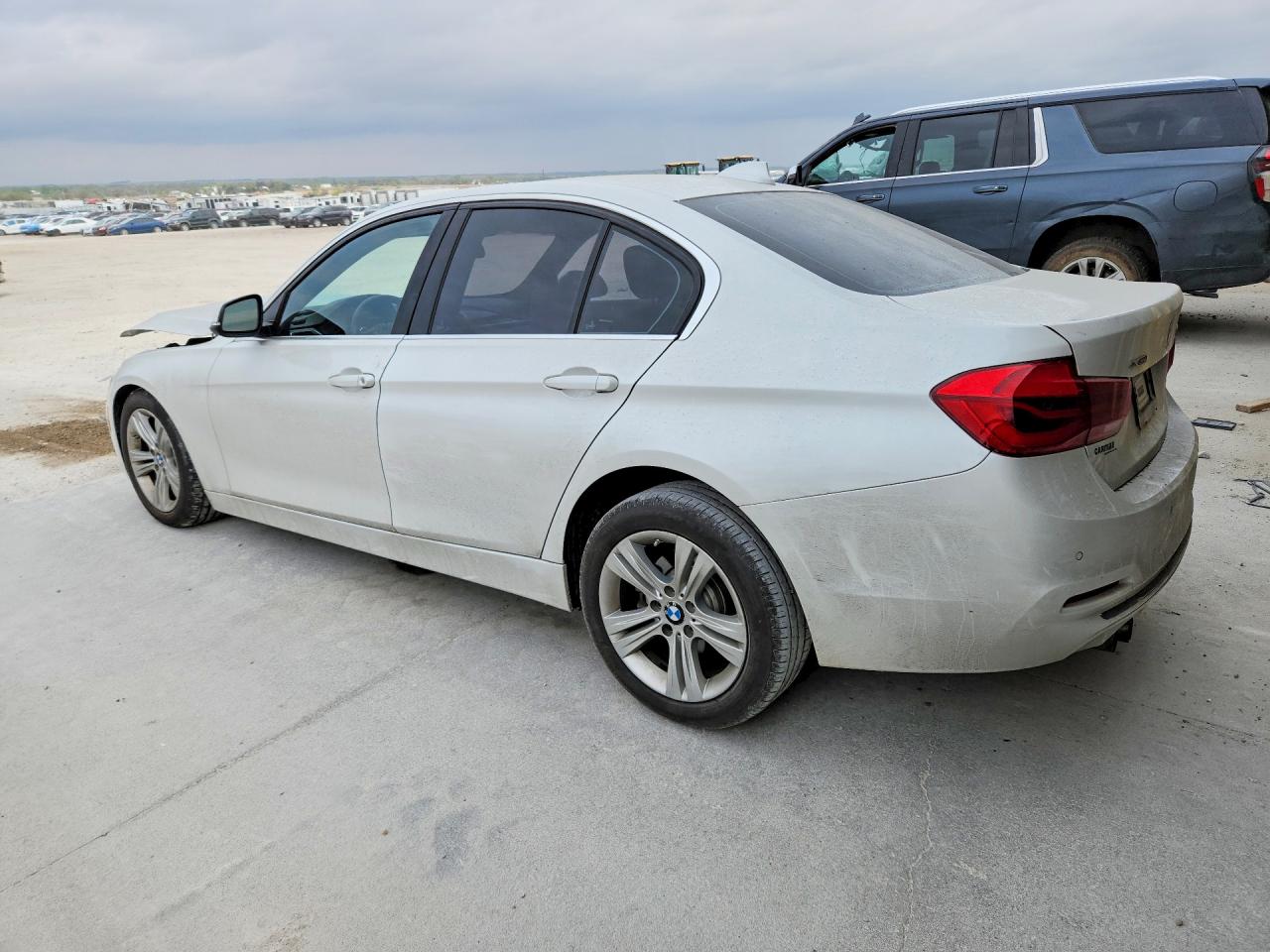 2016 BMW 3 series VIN WBA8E3G52GNU00269 photo 2