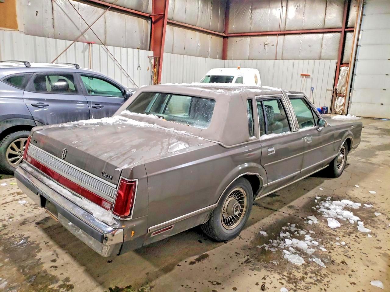 1989 LINCOLN Towncar VIN 1LNBM81F6KY799832 photo 3