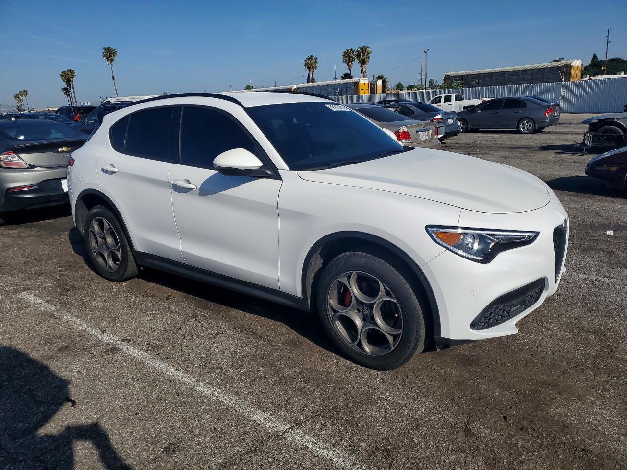 2022 Alfa Stelvio VIN ZASPAJAN8N7D44189 photo 4