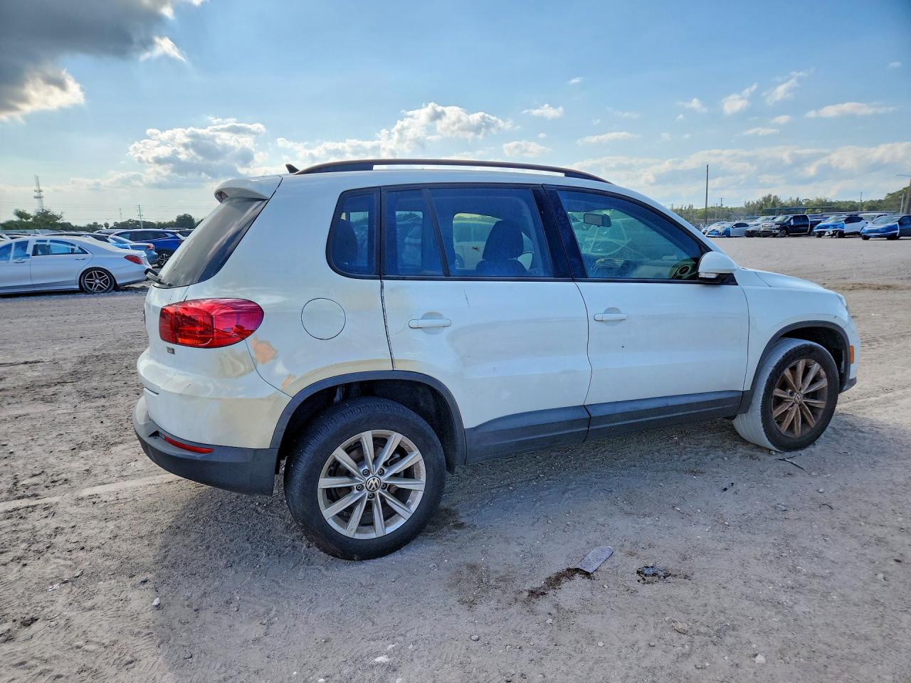 2017 Volkswagen Tiguan VIN WVGAV7AX7HK046978 photo 3