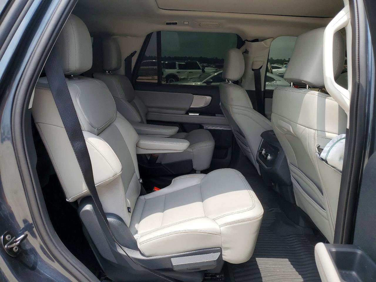2025 Ford Expedition VIN 1FMJU1H87SEA25083 photo 11