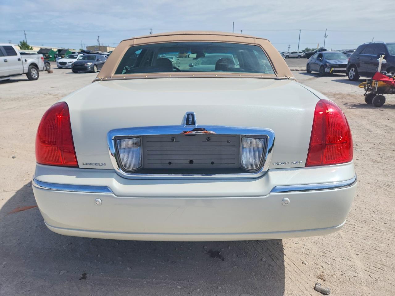 2004 LINCOLN Towncar VIN 1LNHM83W94Y676777 photo 6