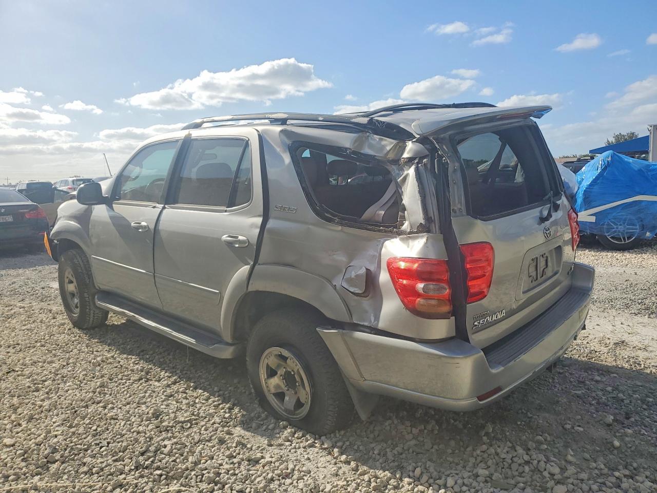 2002 Toyota Sequoia VIN 5TDZT34A52S061556 photo 2