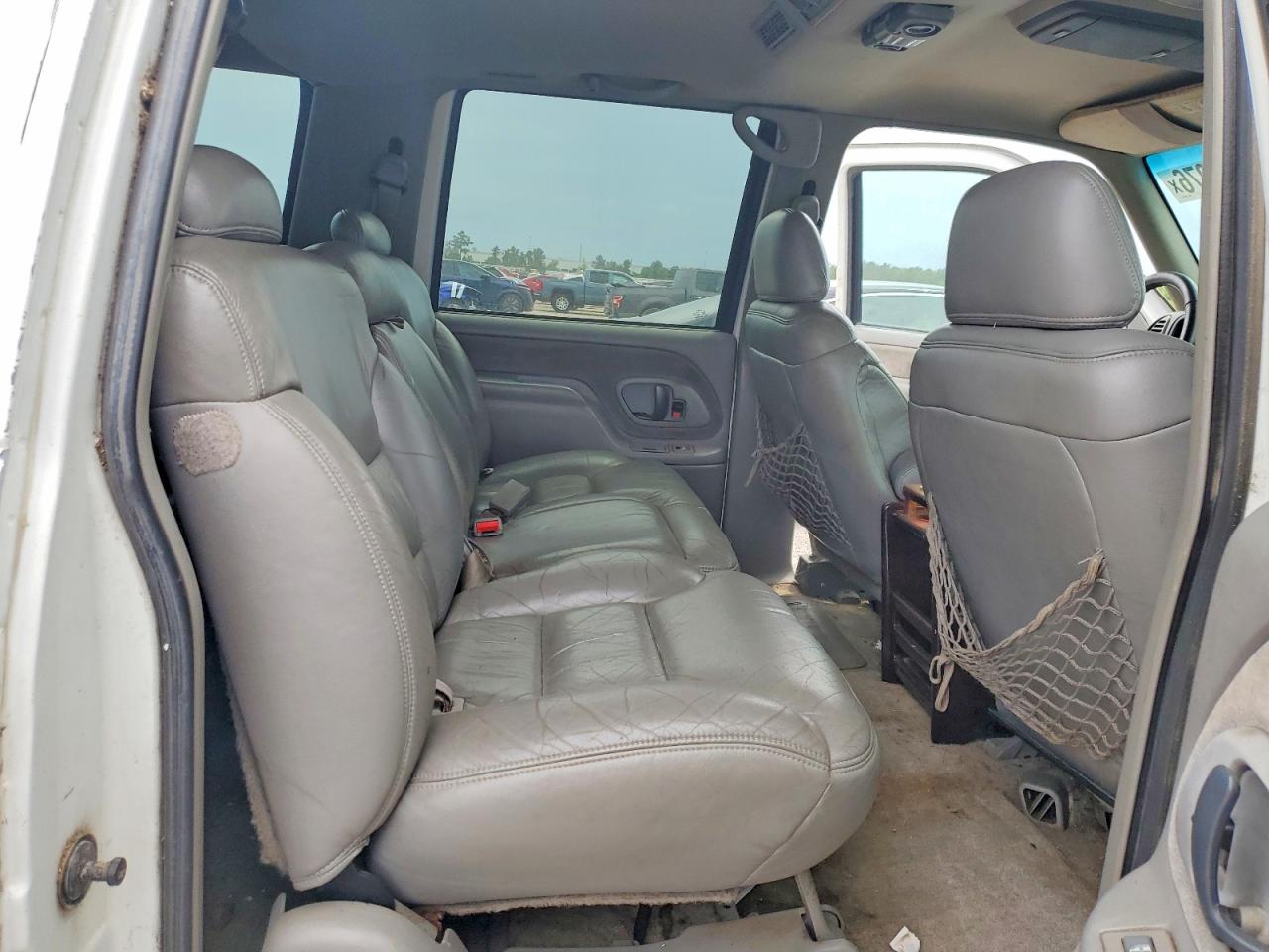 1999 Chevrolet Suburban VIN 1GNFK16R2XJ440152 photo 11
