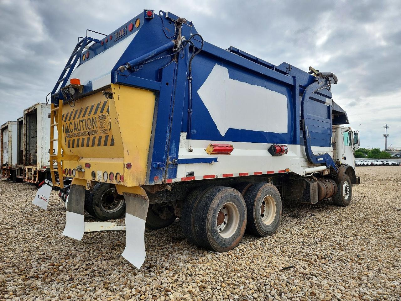 2010 MACK All other VIN 1M2AV02C9AM005765 photo 4