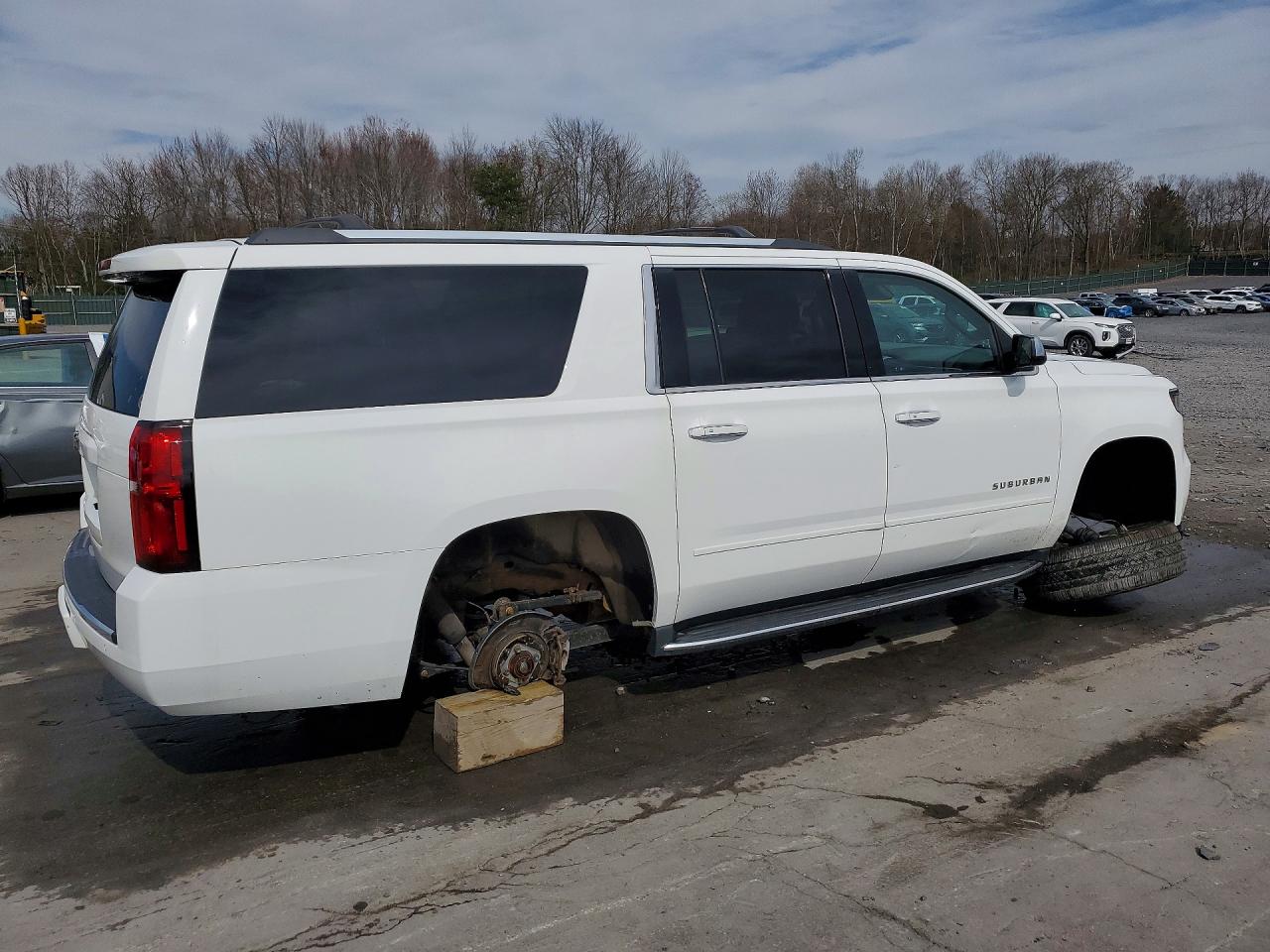 2018 Chevrolet Suburban VIN 1GNSKJKC3JR195550 photo 3