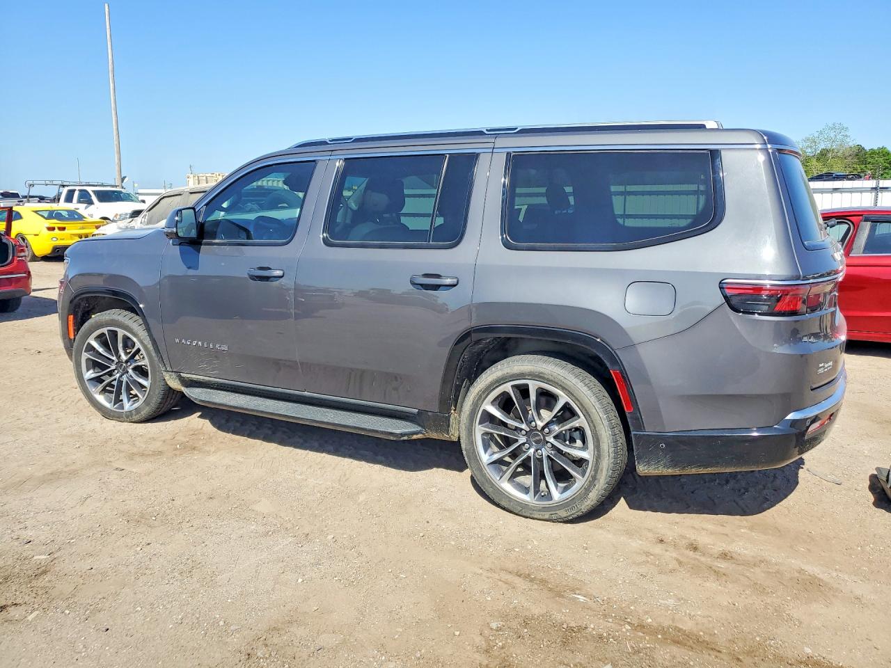 2022 Jeep Wagoneer VIN 1C4SJUBTXNS109145 photo 2