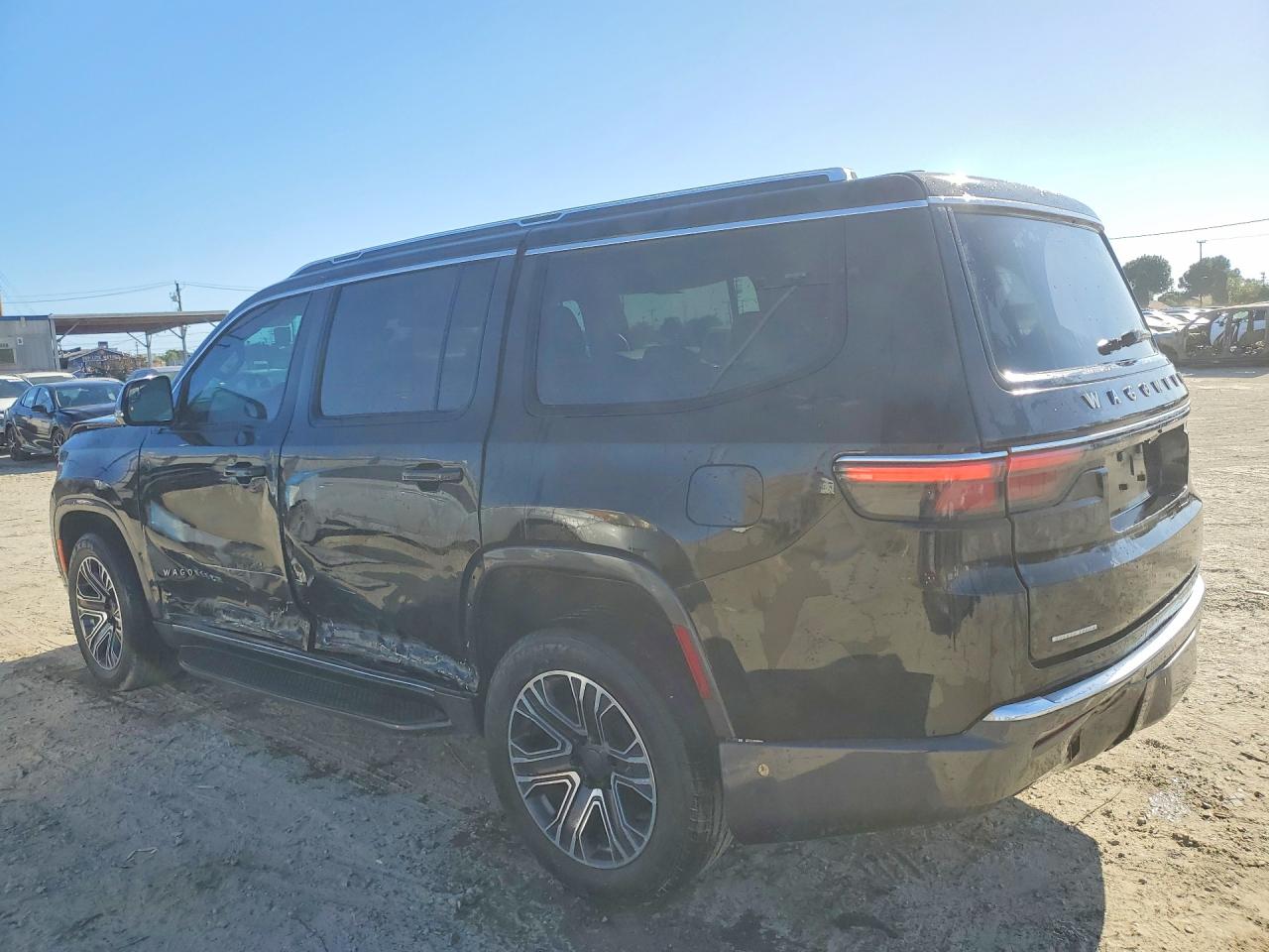 2022 Jeep Wagoneer VIN 1C4SJVAT0NS205891 photo 2