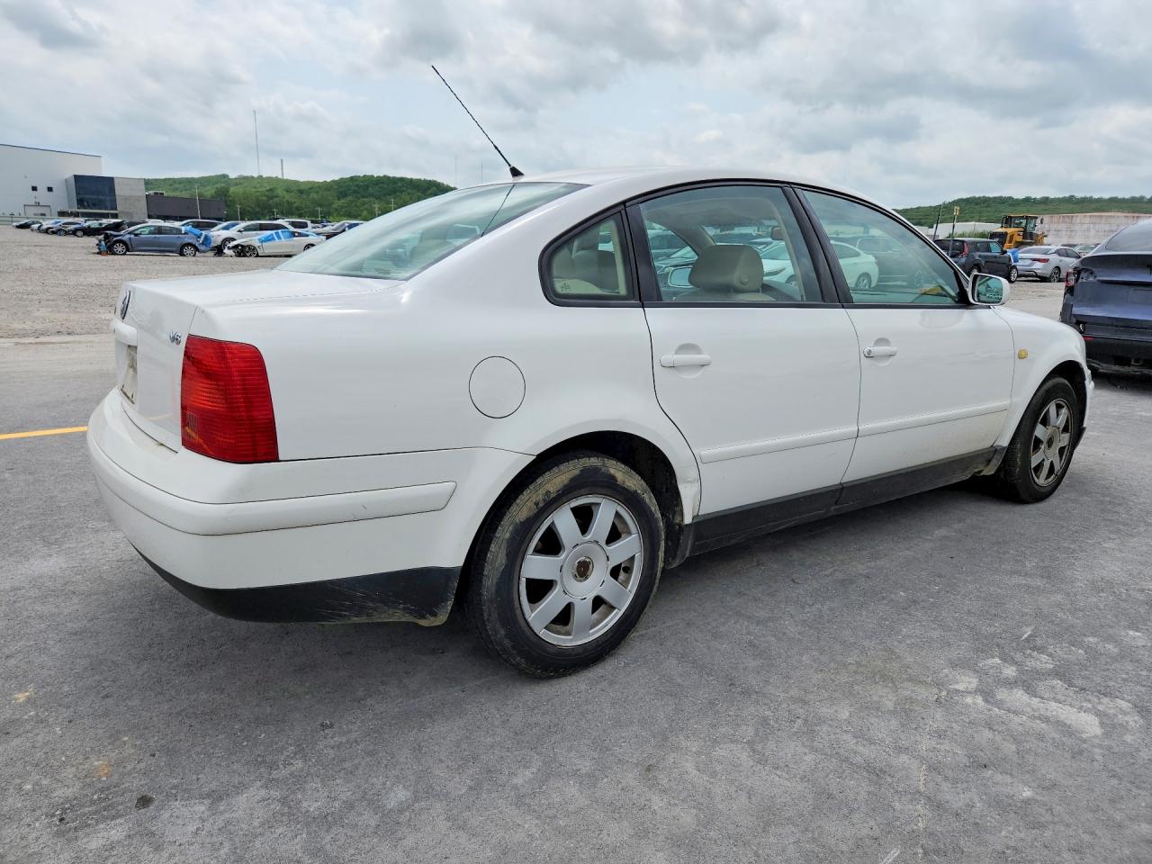 1999 VOLKSWAGEN Passat VIN WVWPD63B0XE491640 photo 3