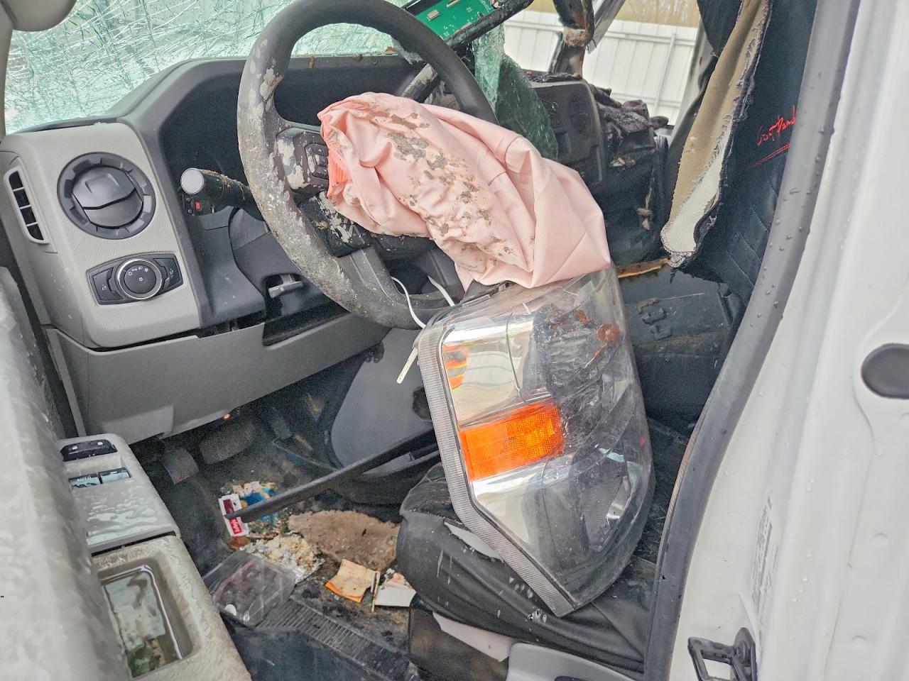 2024 Ford Econoline VIN 1FDXE4FNXRDD13763 photo 8