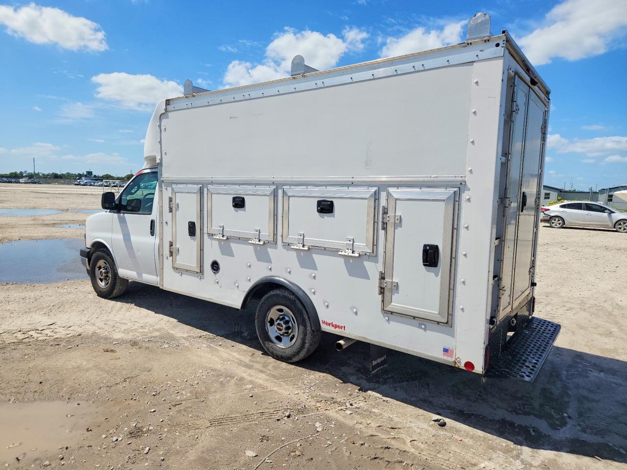 2018 GMC Savana VIN 1GD07RFG8J1197902 photo 2