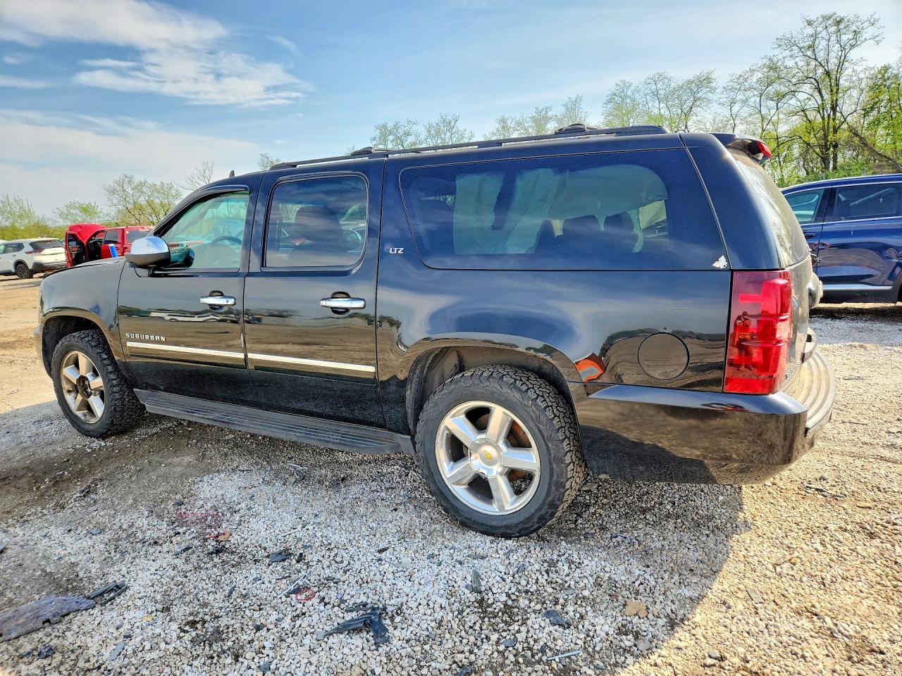 2013 Chevrolet Suburban VIN 1GNSKKE7XDR305406 photo 2