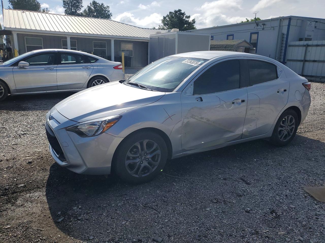 2019 Toyota Yaris VIN 3MYDLBYV7KY521733 photo 1