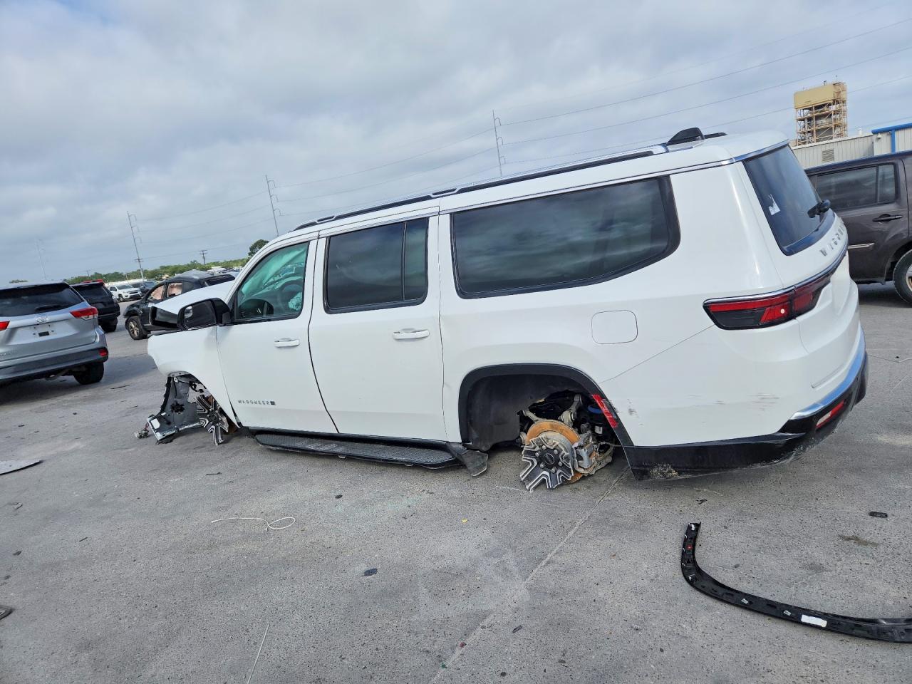 2025 Jeep Wagoneer VIN 1C4SJSBPXSS538417 photo 2
