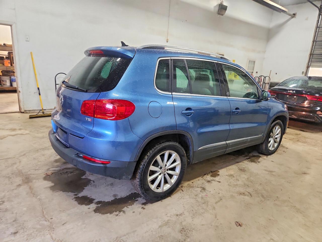 2017 Volkswagen Tiguan VIN WVGRV7AX8HK025608 photo 3