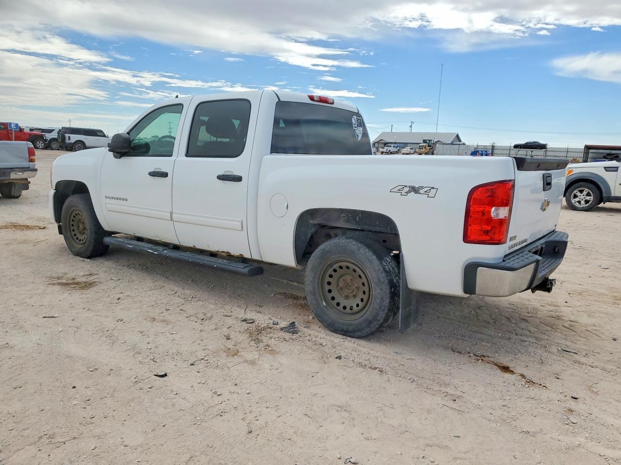 2011 Chevrolet Silverado VIN 3GCPKSE38BG164523 photo 2
