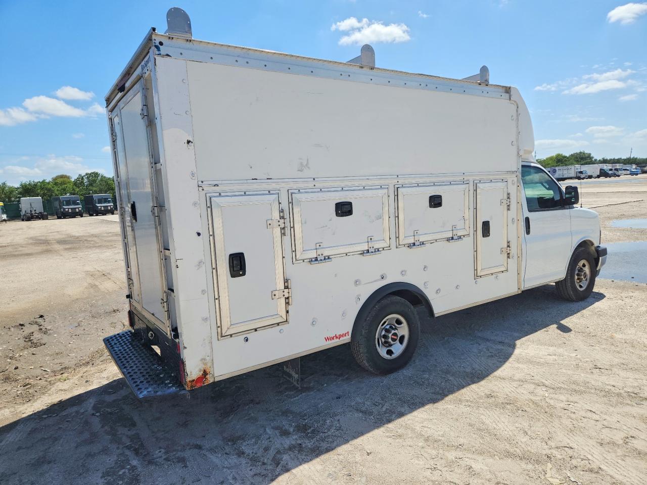 2018 GMC Savana VIN 1GD07RFG8J1197902 photo 3