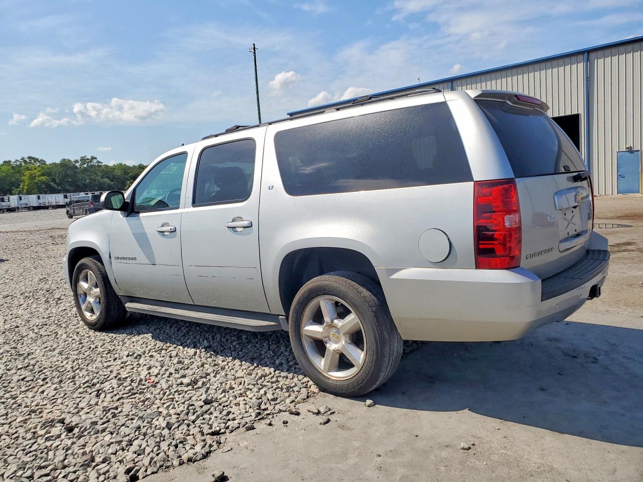 2013 Chevrolet Suburban VIN 1GNSKJE74DR146070 photo 2
