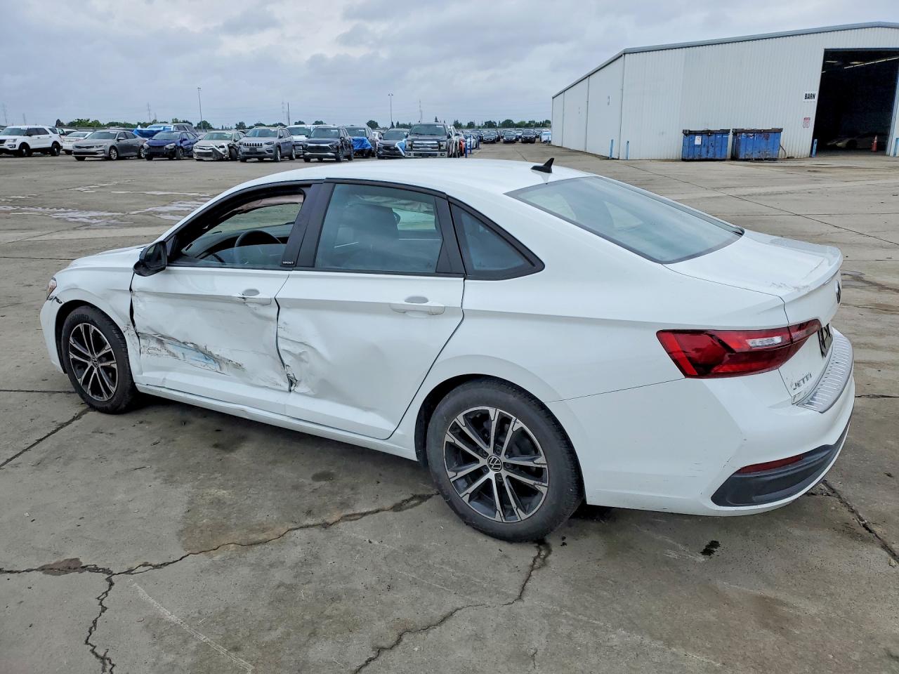 2023 Volkswagen Jetta VIN 3VWBM7BU6PM040335 photo 2