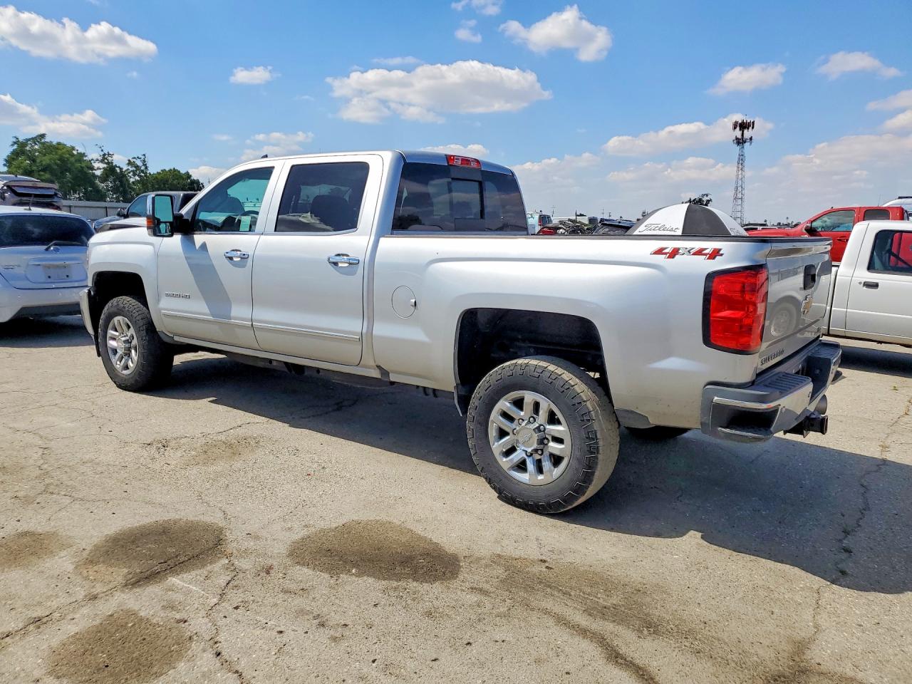 2018 Chevrolet All models VIN 1GC1KWEY8JF142322 photo 2