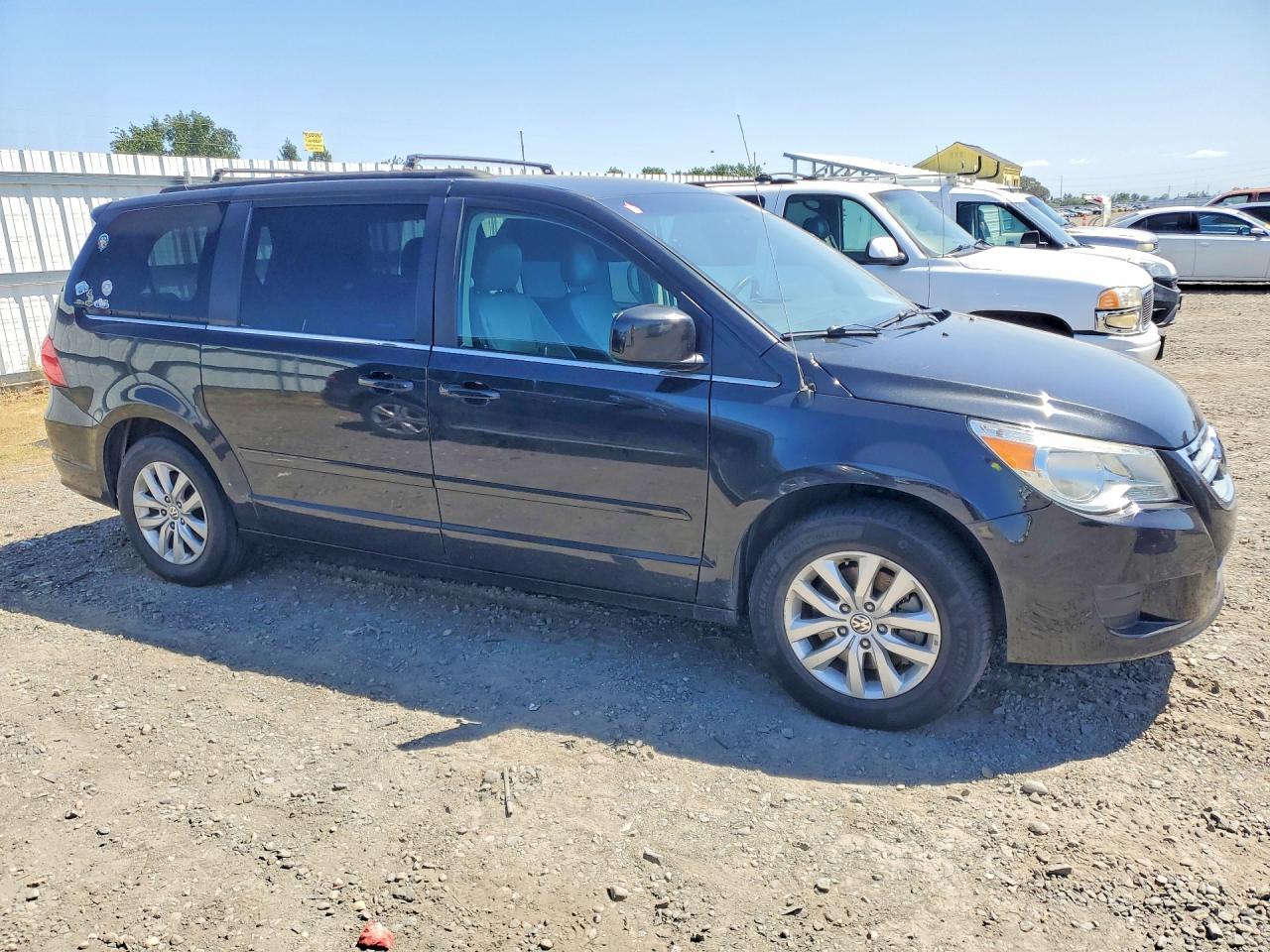2013 Routan VIN 2C4RVABG2DR724728 photo 4