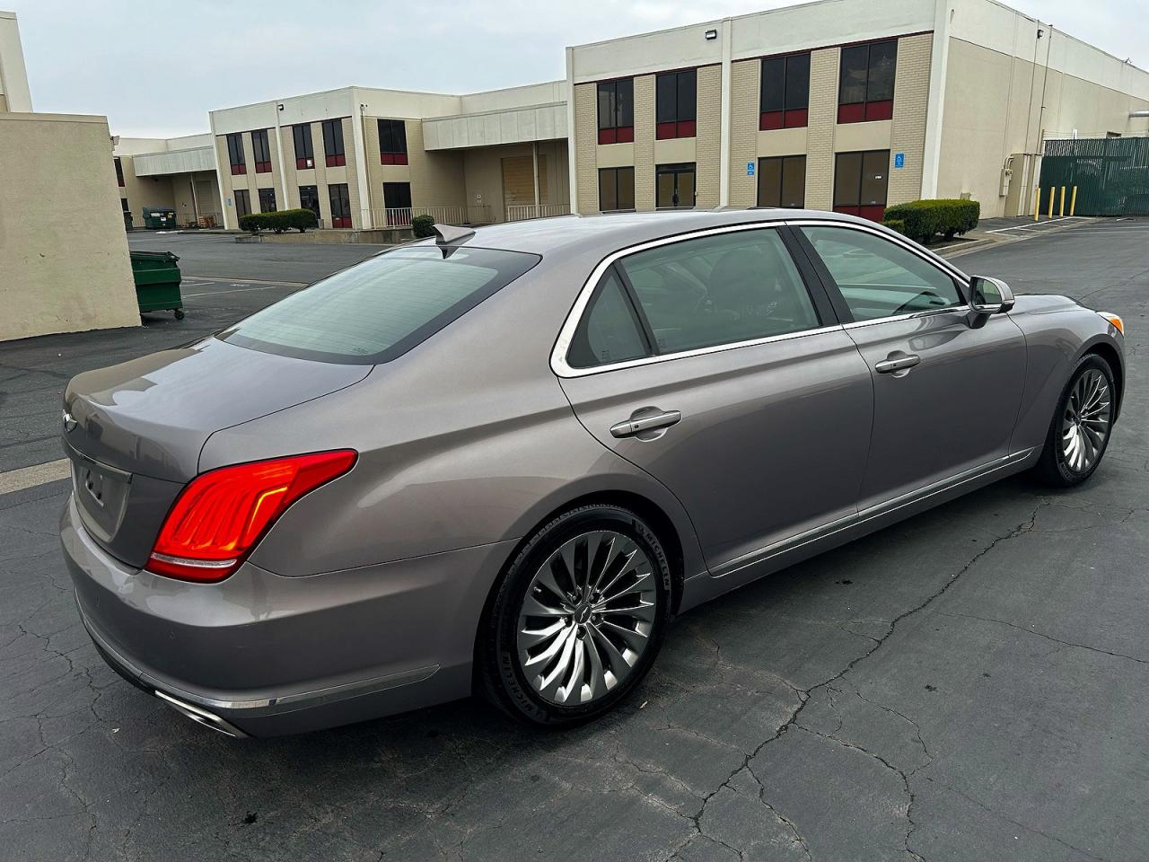 2018 Genesis G90 5.0 ul VIN KMHG54JH8JU044264 photo 4