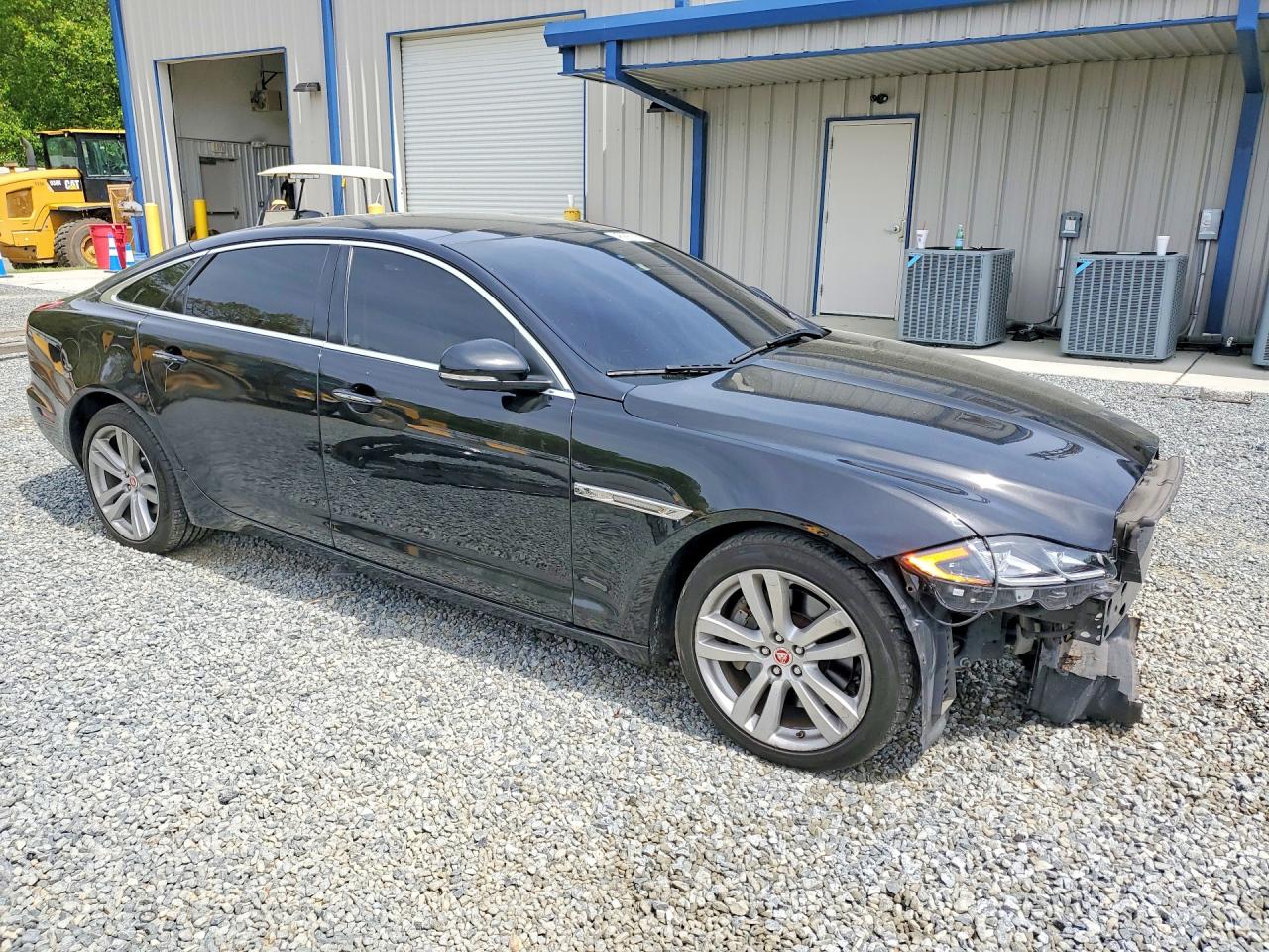 2016 Jaguar Xj VIN SAJWJ2GD8G8W02976 photo 4