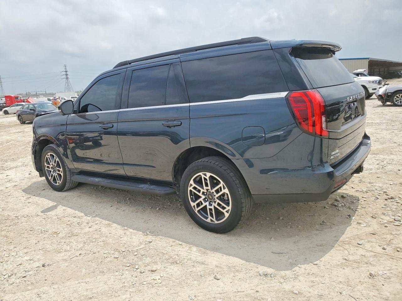 2025 Ford Expedition VIN 1FMJU1H87SEA25083 photo 2