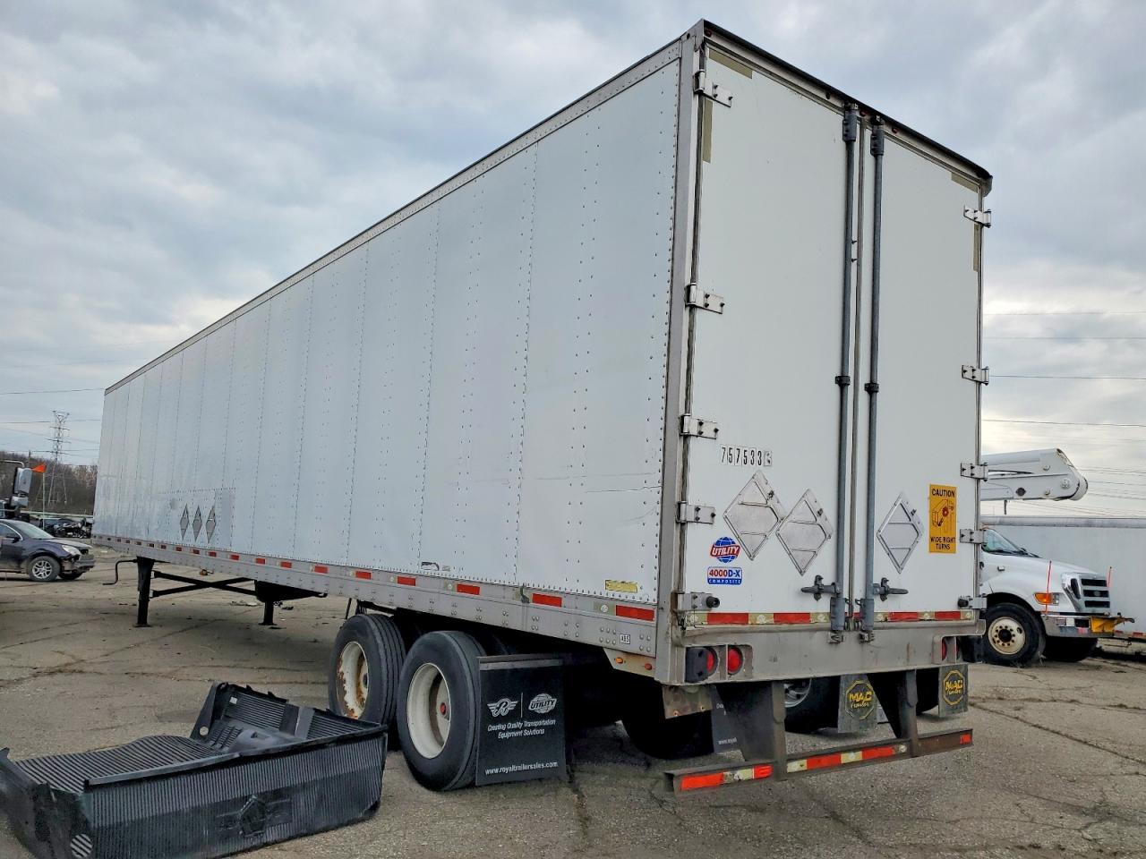 2012 UTILITY All models VIN 1UYVS2531CG235924 photo 3