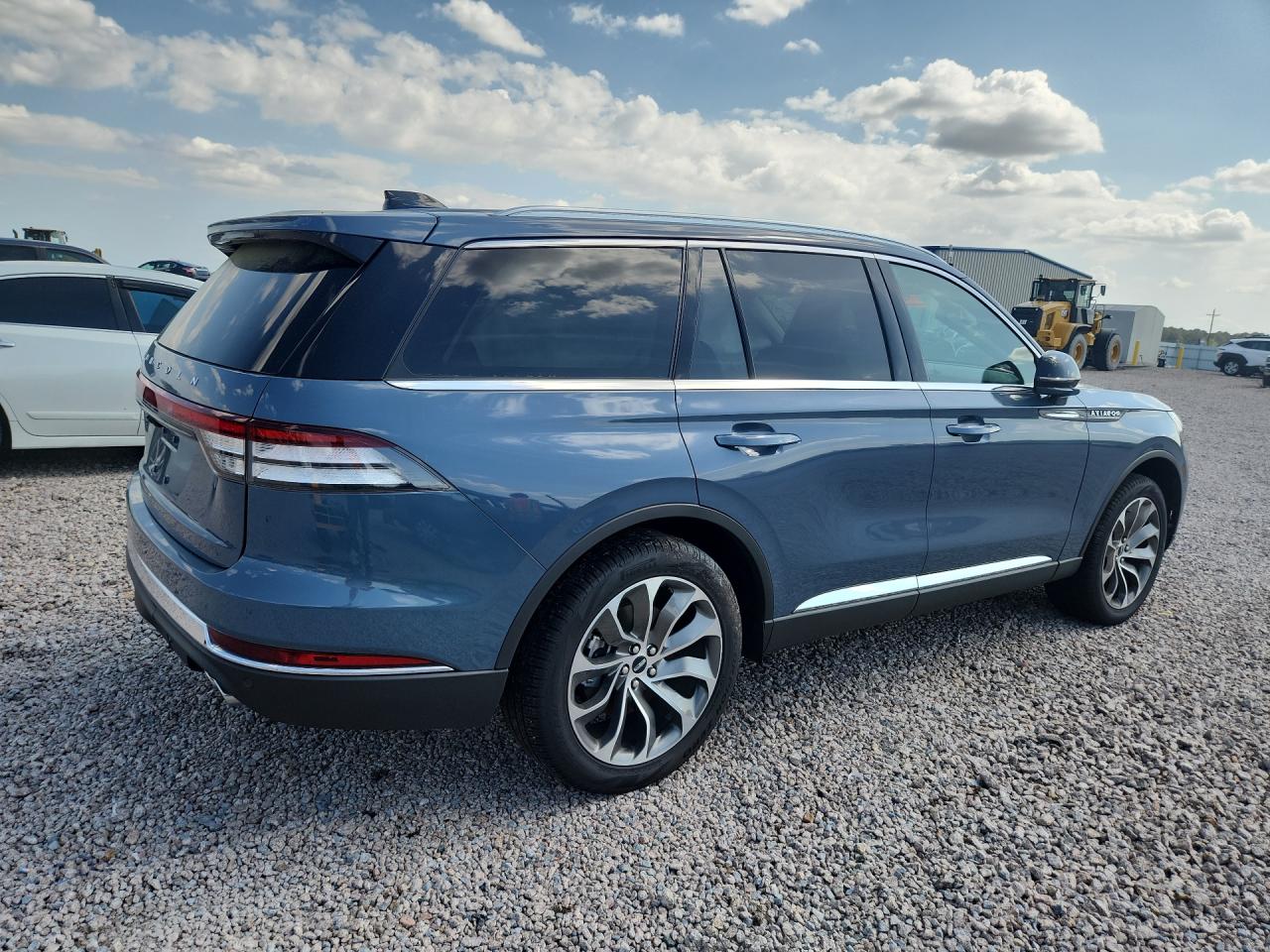 2025 Lincoln Aviator VIN 5LM5J6XC1SGL34045 photo 3