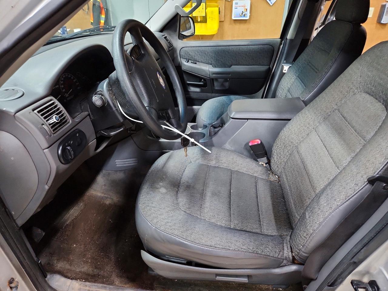 2002 Ford Explorer VIN 1FMZU72K82UD10648 photo 7