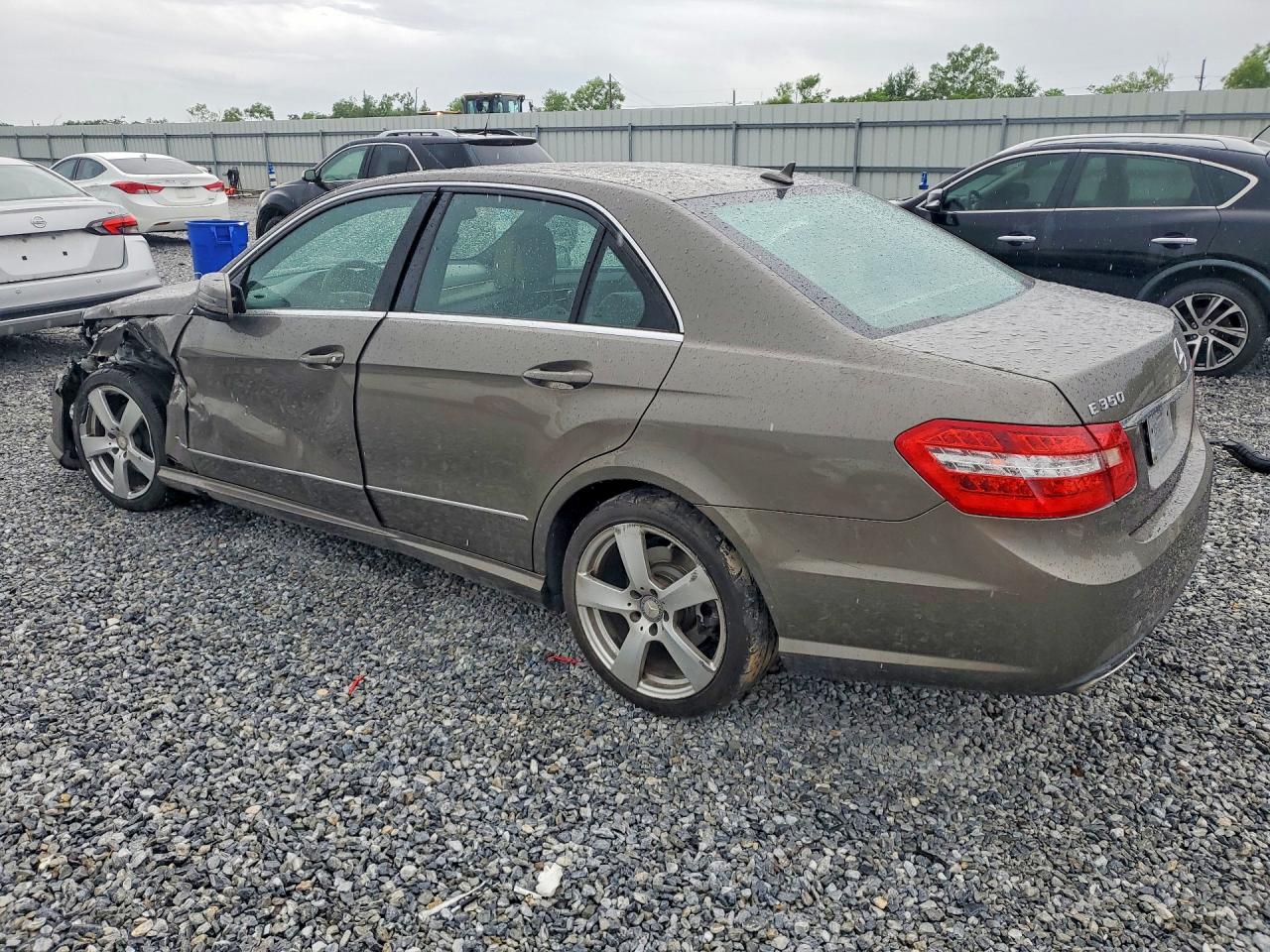 2010 MERCEDES-BENZ E-class VIN WDDHF5GB6AA048691 photo 2