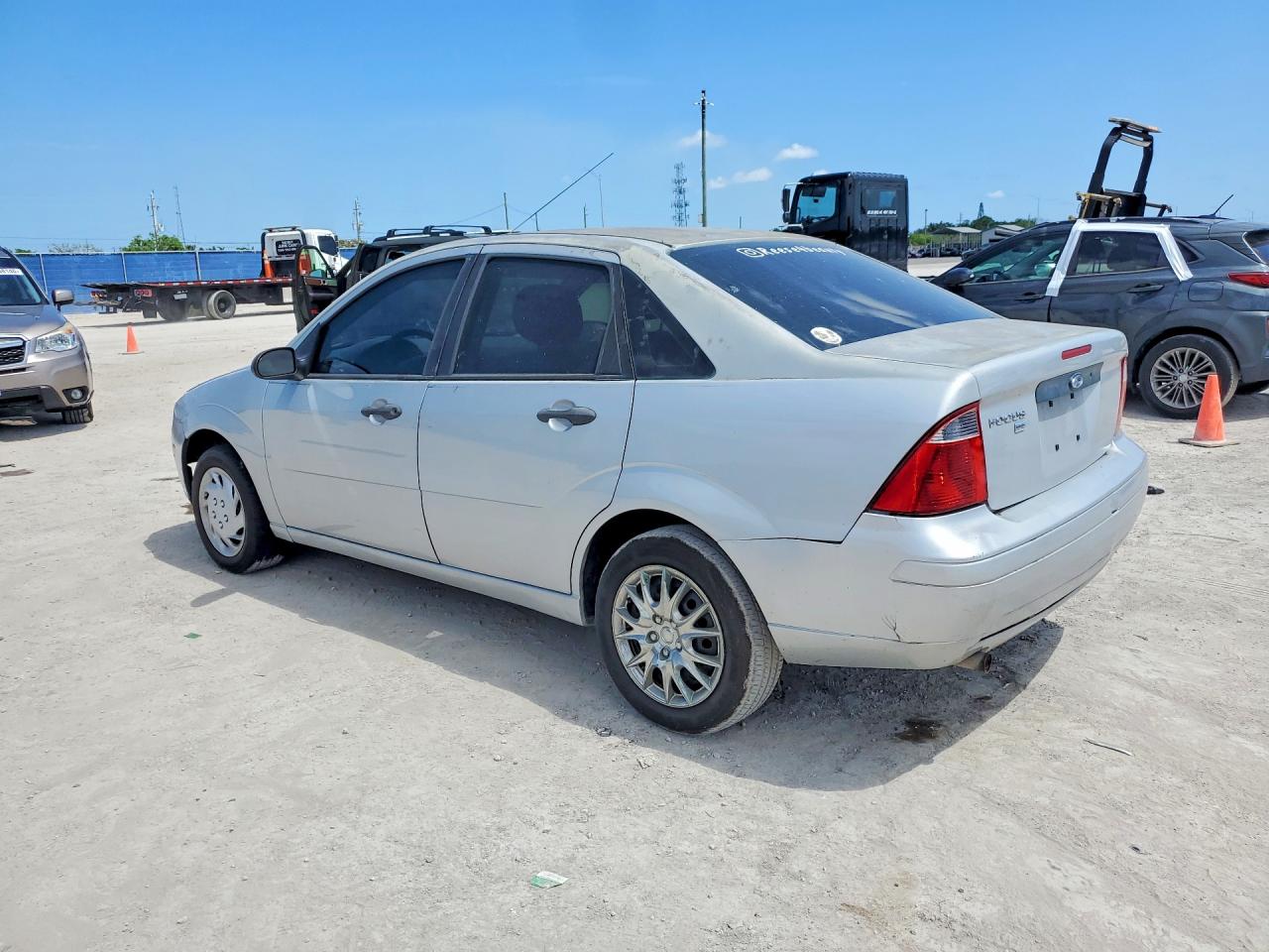 2007 Ford Focus VIN 1FAHP34N57W341817 photo 2