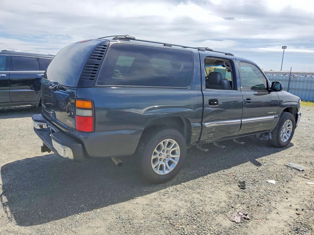 2005 GMC Yukon VIN 3GKFK16Z35G165600 photo 3