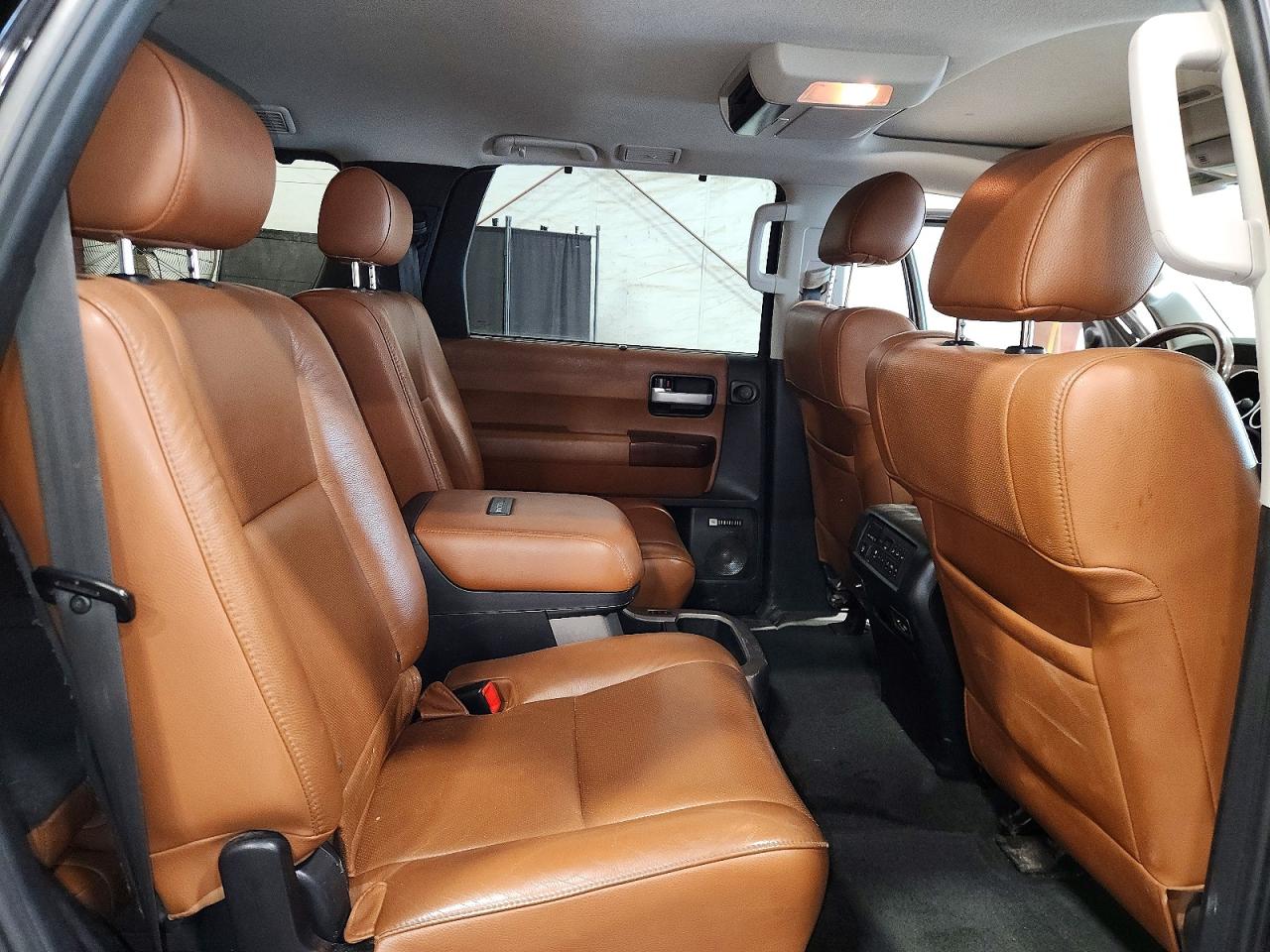 2011 Toyota Sequoia VIN 5TDDY5G10BS043307 photo 11