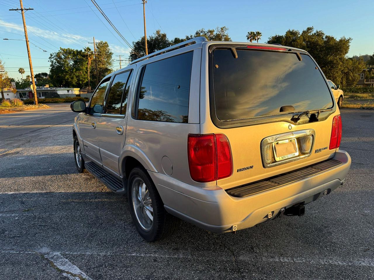 2000 LINCOLN Navigator VIN 5LMFU28A8YLJ24804 photo 3